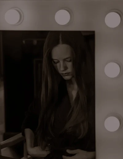 Galina Lanskaia devant le miroir éclairé d'une loge