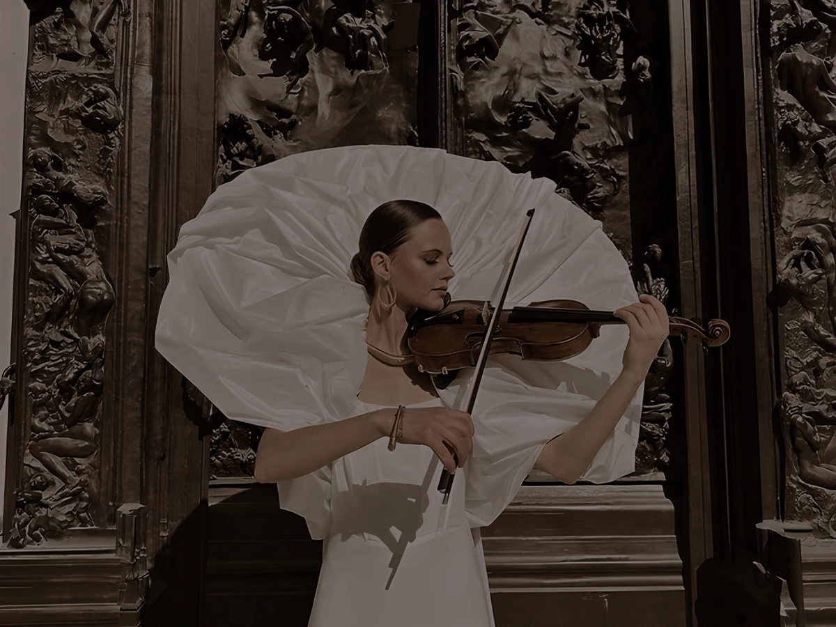 Galina Lanskaia jouant du violon lors d'un événement, ombrelle blanche